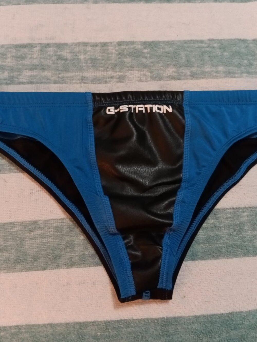 NWOT "G-STATION" 1" SIDES SWIM BRIEF, Black / Blue, Asian "L" (Est. 30")